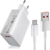 Il kit di ricarica Xiaomi 33W Charging Combo. L'immagine mostra l'adattatore da muro bianco con la sua porta USB-A arancione e il cavo USB-C arrotolato accanto."