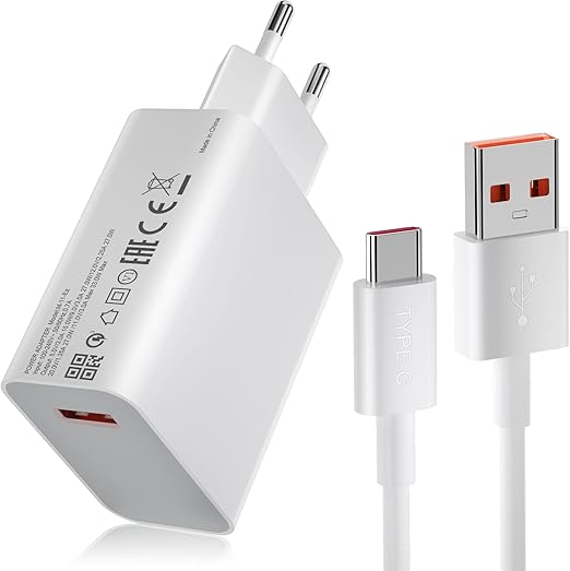 Il kit di ricarica Xiaomi 33W Charging Combo. L'immagine mostra l'adattatore da muro bianco con la sua porta USB-A arancione e il cavo USB-C arrotolato accanto."