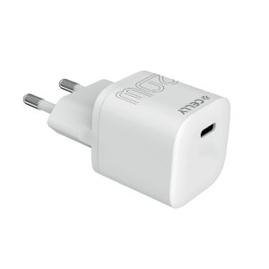 aricatore da muro Celly USB-C da 20W, di colore bianco, mostrato di tre quarti per evidenziarne il design compatto e la singola porta USB-C.
