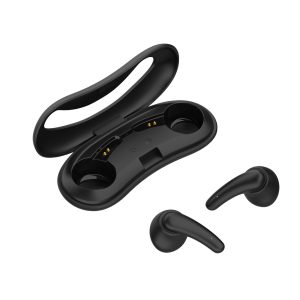 Gli auricolari TWS Celly PYTWS in colorazione bianca, con il loro design a stelo e la forma a goccia. Accanto, la loro custodia di ricarica compatta e stondata."