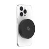 Il power bank circolare Celly agganciato perfettamente al centro del retro di un iPhone, con una mano che lo impugna comodamente durante una serata fuori ad Avellino.