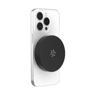 Il power bank circolare Celly agganciato perfettamente al centro del retro di un iPhone, con una mano che lo impugna comodamente durante una serata fuori ad Avellino.