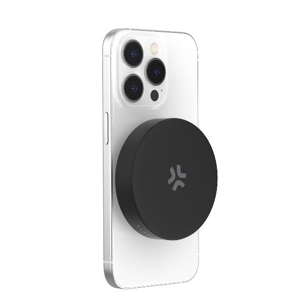 Il power bank circolare Celly agganciato perfettamente al centro del retro di un iPhone, con una mano che lo impugna comodamente durante una serata fuori ad Avellino.