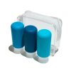 Il set completo da viaggio MUITOMAS, con i flaconi e i vasetti in silicone disposti ordinatamente all'interno del beauty case trasparente, con gli accessori a lato.