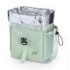Borsa termica MUITOMAS da 8L nel colore di tendenza verde salvia, fotografata di tre quarti su uno sfondo neutro per evidenziarne il design pulito.