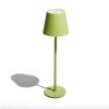La lampada da tavolo LED ricaricabile MUITOMAS nel colore Verde Salvia, con la sua base in legno e la luce calda accesa, su uno sfondo minimalista.