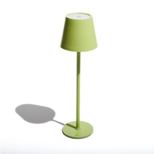 La lampada da tavolo LED ricaricabile MUITOMAS nel colore Verde Salvia, con la sua base in legno e la luce calda accesa, su uno sfondo minimalista.