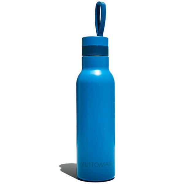 Borsa termica MUITOMAS da 8L nel colore di tendenza blu , fotografata di tre quarti su uno sfondo neutro per evidenziarne il design pulito.