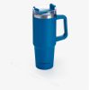 Travel mug termico MUITOMAS da 900ml nel colore Verde Salvia, con il suo manico robusto e il coperchio 3-in-1 in primo piano.