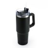 Travel mug termico MUITOMAS da 900ml nel colore Verde Salvia, con il suo manico robusto e il coperchio 3-in-1 in primo piano.