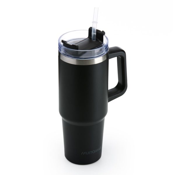 Travel mug termico MUITOMAS da 900ml nel colore Verde Salvia, con il suo manico robusto e il coperchio 3-in-1 in primo piano.