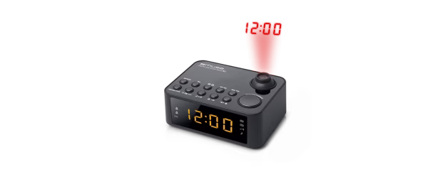 Radiosveglia con proiettore Muse M-178 P su un comodino, con il suo display LED bianco che mostra l'orario e un design moderno ed elegante.