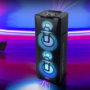 l Party Box Muse M-1990 DJ è il fulcro di una festa in un salotto, con le sue luci disco multicolore che illuminano le pareti e le persone che ballano."