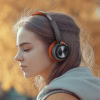 Una persona con un look curato indossa le cuffie Muse M-271 BO mentre cammina in una via caratteristica di una città italiana, mostrando come le cuffie completino il suo stile."