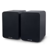 Le casse da scaffale Muse M-620 SH posizionate elegantemente in un salotto, ai lati di una Smart TV, a dimostrazione della loro perfetta integrazione con un setup home entertainment.