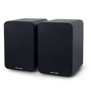 Le casse da scaffale Muse M-620 SH posizionate elegantemente in un salotto, ai lati di una Smart TV, a dimostrazione della loro perfetta integrazione con un setup home entertainment.