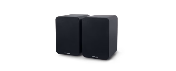 Le casse da scaffale Muse M-620 SH posizionate elegantemente in un salotto, ai lati di una Smart TV, a dimostrazione della loro perfetta integrazione con un setup home entertainment.
