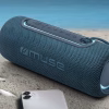 o speaker M-780 BTB su un tavolo a bordo piscina con alcune gocce d'acqua sulla superficie in tessuto, a dimostrazione visiva della sua resistenza agli spruzzi IPX4."