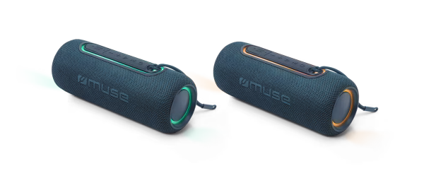 Due speaker Muse M-780 BTB posizionati ai lati di un laptop, a creare un setup stereo TWS. La scena illustra la potenza e l'immersività della funzione di accoppiamento