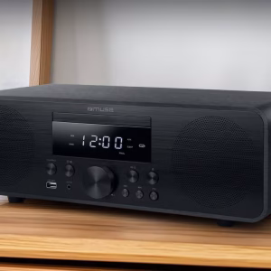 Micro Hi-Fi Muse M-880 FBC completo, con l'unità centrale in alluminio e i due diffusori in legno, ambientato in un salotto moderno.