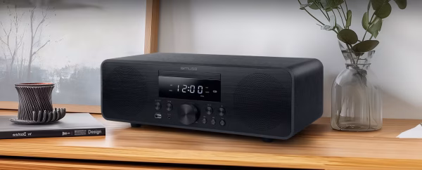 Micro Hi-Fi Muse M-880 FBC completo, con l'unità centrale in alluminio e i due diffusori in legno, ambientato in un salotto moderno.