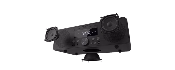 Micro Hi-Fi Muse M-880 FBC completo, con l'unità centrale in alluminio e i due diffusori in legno, ambientato in un salotto moderno.