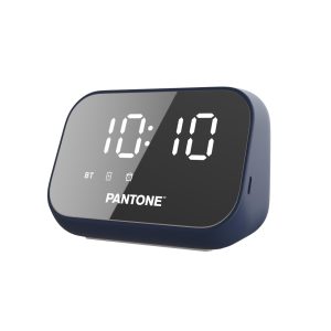 La sveglia speaker Bluetooth Celly Pantone nel colore Rosa Antico, posizionata elegantemente su un comodino di legno chiaro, con l'ora visibile sul display LED.