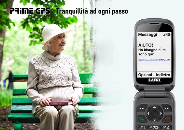 Un familiare sorride guardando il proprio smartphone, dove ha appena ricevuto la posizione del genitore anziano, che è mostrato in un'altra scena mentre passeggia serenamente in un parco.