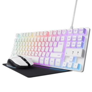 Il kit gaming 3-in-1 Trust GXT 794 bianco disposto su una scrivania da gamer. La tastiera e il mouse brillano con l'illuminazione RGB, coordinati con il tappetino bianco.