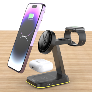Stazione di ricarica 3 in 1 MagSafe SGS nera su un comodino, con iPhone 15 Pro, Apple Watch Ultra e AirPods Pro in carica simultaneamente
