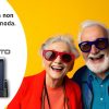 Immagine del cellulare Saiet Vanto a conchiglia, aperto per mostrare l'ampio display da 2.8" e la tastiera con tasti grandi e ben distanziati, mentre è alloggiato sulla sua comoda base di ricarica.