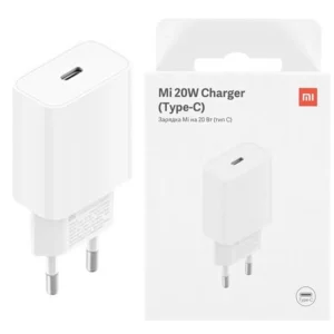 Il caricatore rapido da 20W Xiaomi (Type-C) in colorazione bianca. L'immagine mostra il suo design compatto e minimalista, con la porta di uscita USB-C in primo piano."