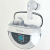 Coppia di Auricolari Wireless FEDER Pulsar Touch neri, posizionati fuori dalla loro custodia di ricarica compatta (power bank).