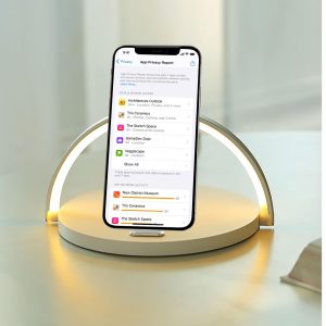 Lampada LED Celly WLLIGHTCIRCLE bianca con braccio circolare illuminato e smartphone appoggiato sulla base di ricarica wireless 15W.