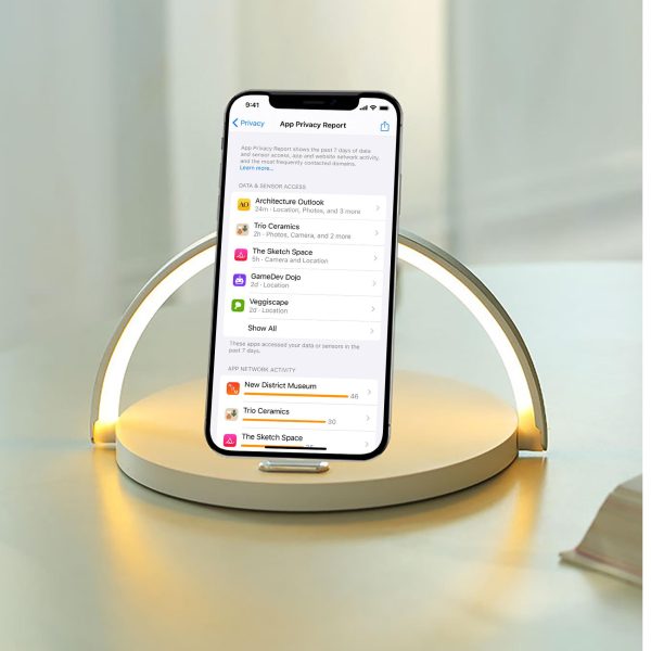 Lampada LED Celly WLLIGHTCIRCLE bianca con braccio circolare illuminato e smartphone appoggiato sulla base di ricarica wireless 15W.