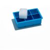 Il set di stampi per ghiaccio da cocktail MUITOMAS nel colore blu ottanio, che mostra lo stampo per i cubi e quello per le sfere, con accanto un cubo e una sfera di ghiaccio perfetti.
