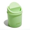 Cestino da scrivania MUITOMAS Desk Bin nel colore VERDE SALVIA con coperchio chiuso, appoggiato su una scrivania minimalista in un home office.