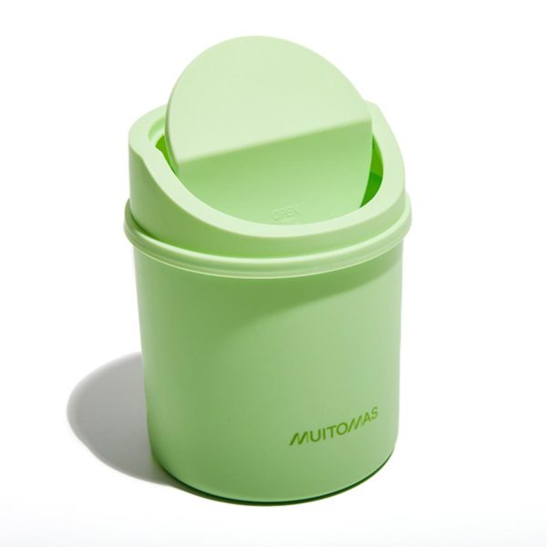 Cestino da scrivania MUITOMAS Desk Bin nel colore VERDE SALVIA con coperchio chiuso, appoggiato su una scrivania minimalista in un home office.
