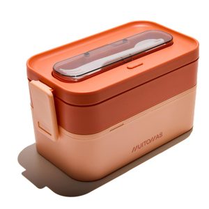 Il portapranzo bento box MUITOMAS da 1700ml nel colore peach fuzz, mostrato assemblato con la sua fascia elastica, con accanto il set di posate riutilizzabili.