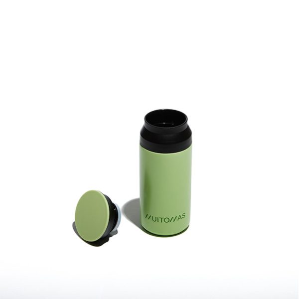La borraccia termica compatta da 350ml MUITOMAS nel colore VERDE SALVIA, con il suo tappo "one-touch" e un design sottile ed elegante.