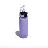 La borraccia sportiva MUITOMAS da 750ml in Tritan trasparente con tappo e impugnatura nel colore VIOLA, che mostra il suo design dinamico.