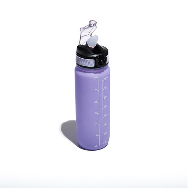 La borraccia sportiva MUITOMAS da 750ml in Tritan trasparente con tappo e impugnatura nel colore VIOLA, che mostra il suo design dinamico.