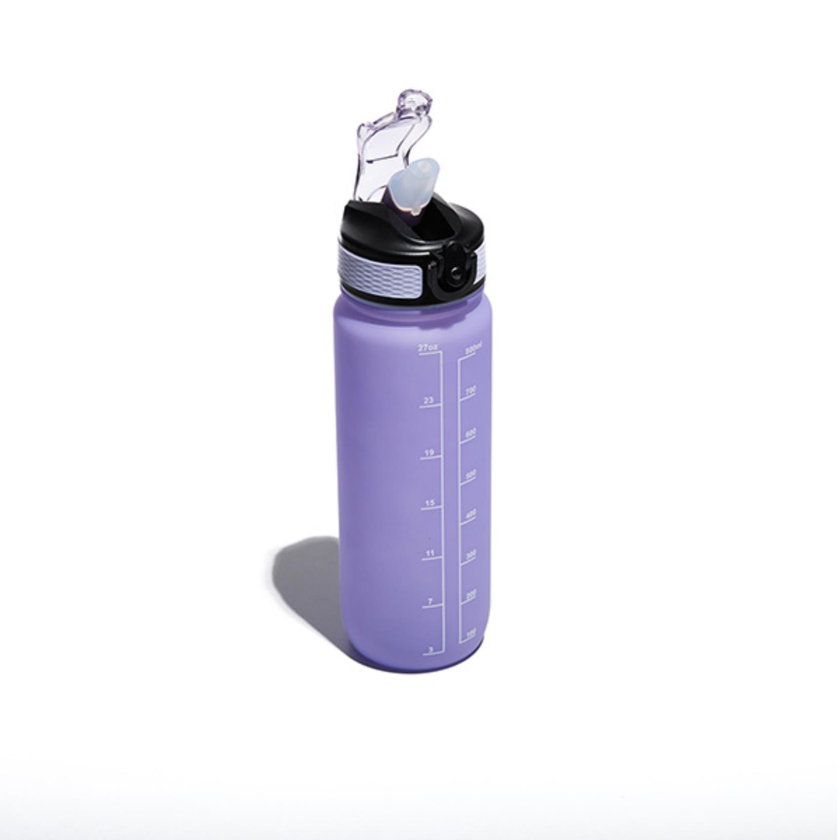 La borraccia sportiva MUITOMAS da 750ml in Tritan trasparente con tappo e impugnatura nel colore VIOLA, che mostra il suo design dinamico. La borraccia sportiva MUITOMAS da 750ml in Tritan trasparente con tappo e impugnatura nel colore VIOLA, che mostra il suo design dinamico.