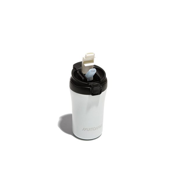 La tazza termica da viaggio MUITOMAS da 350ml nel colore BIANCO, con il suo tappo "flip" chiuso e la sua elegante fascia in silicone.