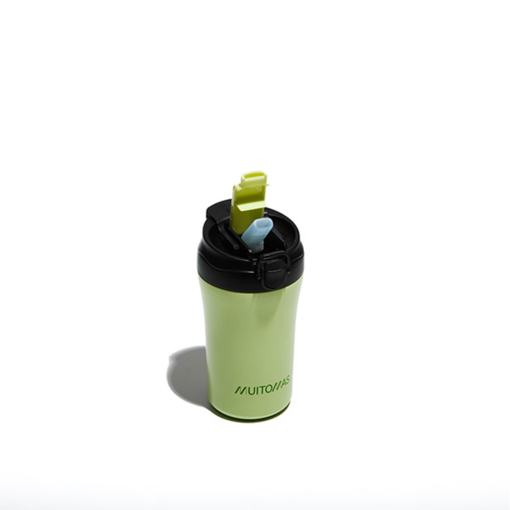 La tazza termica da viaggio MUITOMAS da 350ml nel colore VERDE SALVIA, con il suo tappo "flip" chiuso e la sua elegante fascia in silicone.