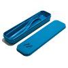 Il set di posate da viaggio MUITOMAS completo, con tutti i componenti in acciaio inox (forchetta, coltello, cucchiaio, bacchette, cannuccia e scovolino) disposti accanto alla custodia aperta color BLU.