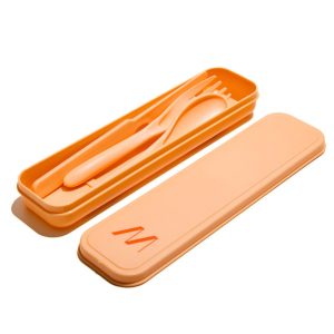Il set di posate da viaggio MUITOMAS completo, con tutti i componenti in acciaio inox (forchetta, coltello, cucchiaio, bacchette, cannuccia e scovolino) disposti accanto alla custodia aperta color PEACH FUZZ.