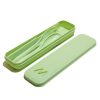 Il set di posate da viaggio MUITOMAS completo, con tutti i componenti in acciaio inox (forchetta, coltello, cucchiaio, bacchette, cannuccia e scovolino) disposti accanto alla custodia aperta color VERDE.