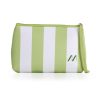 La pochette in neoprene MUITOMAS nel colore VERDE SALVIA, con il suo laccetto da polso rimovibile agganciato e il tirante della zip in metallo in primo piano.