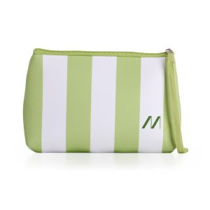La pochette in neoprene MUITOMAS nel colore VERDE SALVIA, con il suo laccetto da polso rimovibile agganciato e il tirante della zip in metallo in primo piano.